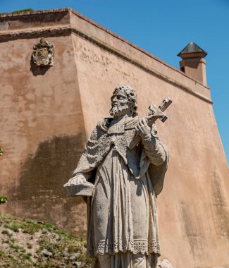 Nitra, Slovakya - 06.12.2022: Nitra Kalesi 'nin girişinde heykel kompozisyonu