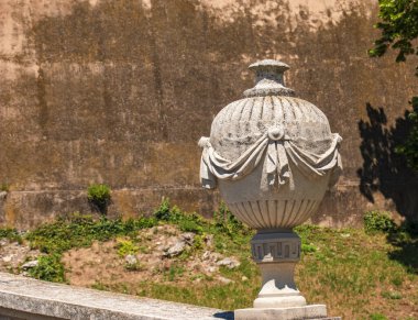 Nitra, Slovakya - 06.12.2022: Nitra Kalesi 'nin girişinde heykel kompozisyonu