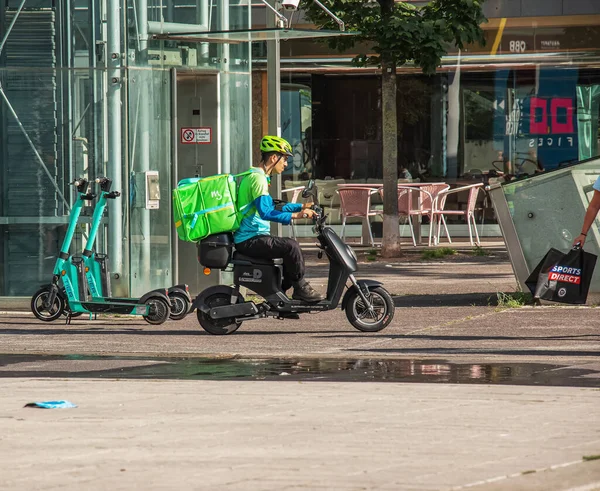 Vienna Austria June 2022 Bicycle Courier Delivering Food Customer — Fotografie, imagine de stoc