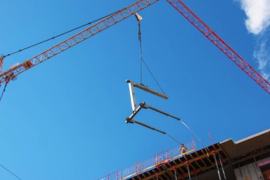 Viyana, Avusturya - 06.13.2022: Turna ve turna kancası mavi gökyüzüne yakın