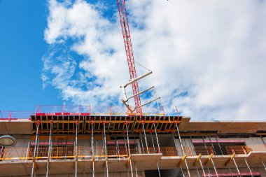 Viyana, Avusturya - 06.13.2022: Mavi gökyüzüne karşı turna ve inşaat sahası