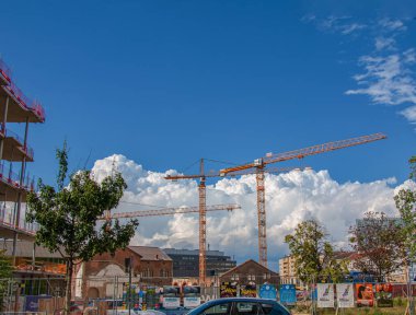 Viyana, Avusturya - 06.13.2022: Mavi gökyüzüne karşı turna ve inşaat sahası