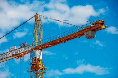 Viyana, Avusturya - 06.13.2022: Turna ve turna kancası mavi gökyüzüne yakın