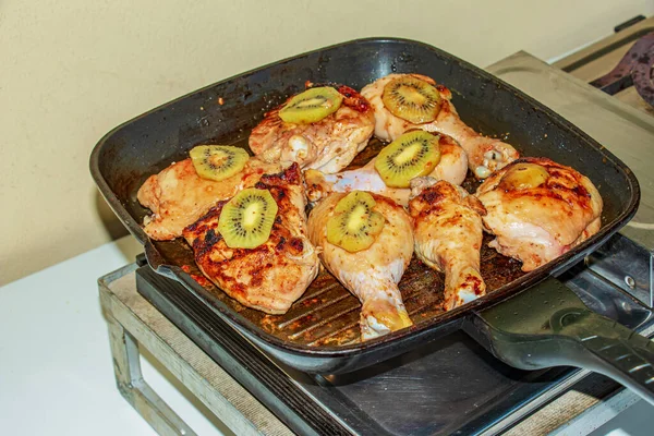 Meat Kiwi Fruit Fried Chicken Pieces Kiwi Slices Grill Pan — Stok fotoğraf