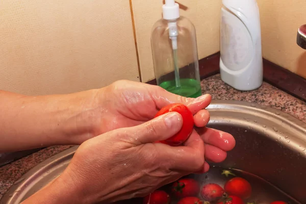 Woman Hands Wash Tomatoes Remove Stalks Vegetables — kuvapankkivalokuva