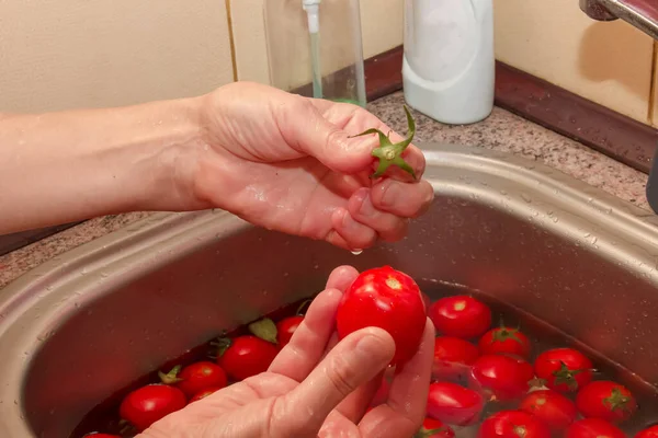 Woman Hands Wash Tomatoes Remove Stalks Vegetables — Foto de Stock