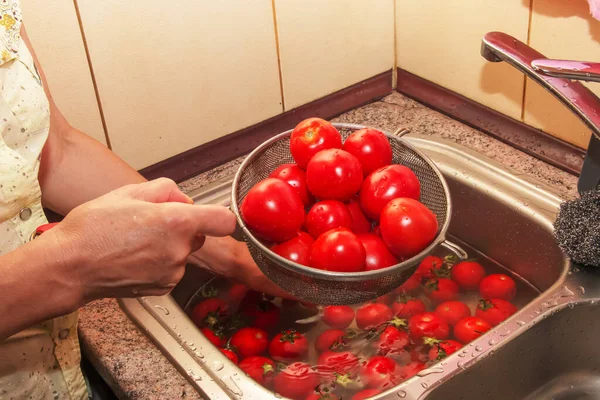 Χέρια Της Γυναίκας Πλένουν Τις Ντομάτες Και Αφαιρούν Κοτσάνια Από — Φωτογραφία Αρχείου