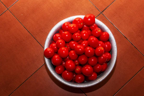 Μπολ Ώριμες Κόκκινες Φρεσκοπλυμένες Ντομάτες Καφέ Φόντο — Φωτογραφία Αρχείου