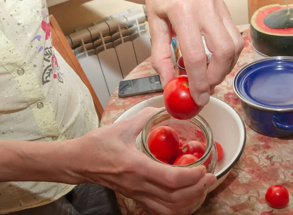 Διαδικασία Διατήρησης Της Τομάτας Για Χειμώνα Γυναικεία Χέρια Στοιβάζουν Ώριμες — Φωτογραφία Αρχείου