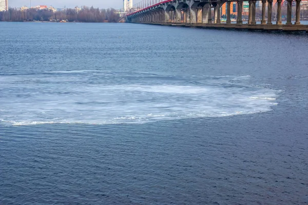 薄い流氷漂う春の下流 — ストック写真