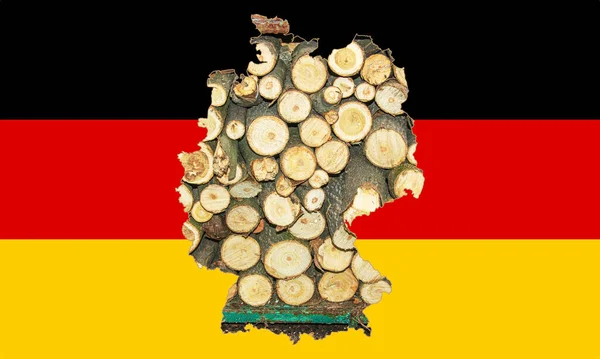 国旗をイメージしたドイツの概要地図 地図の中の薪の背景 コラージュイラスト エネルギー危機 — ストック写真