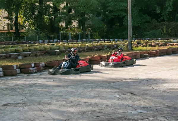 Dnipro Ukraine 2021 Karting 去卡丁车轨道上 在室外汽车跑道上的赛车比赛中 戴钢盔驾驶卡丁车的年轻而积极的赛车手 极限运动 — 图库照片