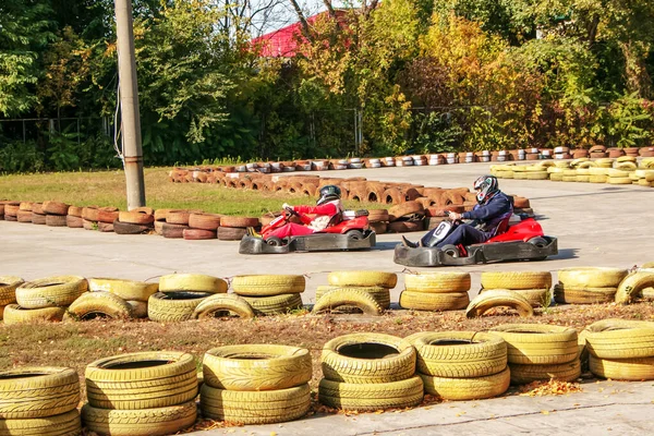 Dnipro Ukraine 2021 Karting 去卡丁车轨道上 在室外汽车跑道上的赛车比赛中 戴钢盔驾驶卡丁车的年轻而积极的赛车手 极限运动 — 图库照片