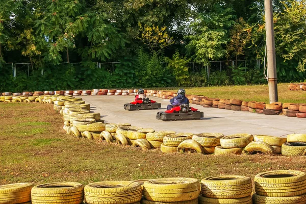 Kartozni Menj Kart Pályára Fiatal Pozitív Versenyzők Sisakokban Akik Egy — Stock Fotó