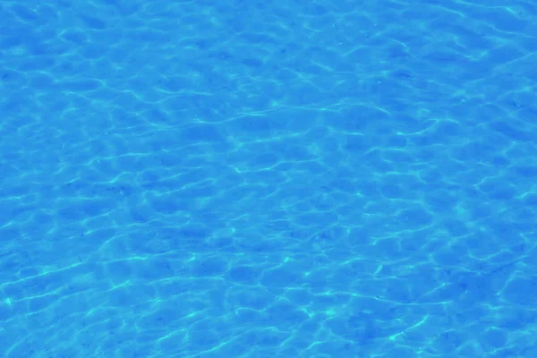 水波纹理背景 波涛汹涌的水面蓝天映照在水面上 — 图库照片