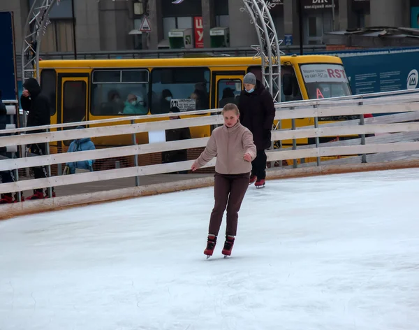 Dnipro Ukraine 2022 Les Gens Amusent Patiner Sur Une Patinoire — Photo