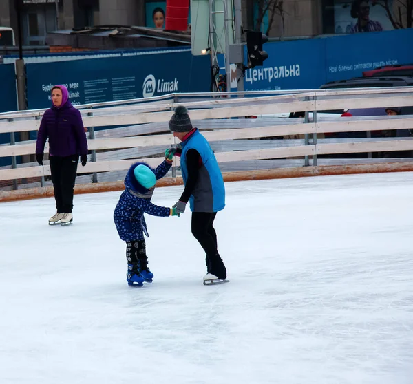 Dnipro Ukraine 2022 Les Gens Amusent Patiner Sur Une Patinoire — Photo