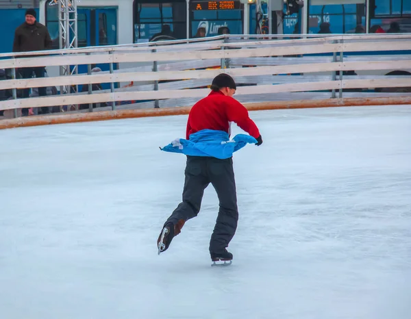 Dnipro Ucrania 2022 Gente Divierte Patinando Una Pista Hielo Pública — Foto de Stock