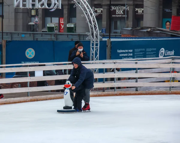 Dnipro Ukraine 2022 Les Gens Amusent Patiner Sur Une Patinoire — Photo