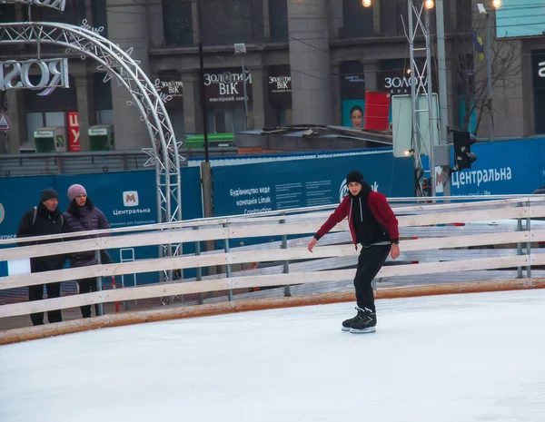 Dnipro Oekraïne 2022 Mensen Hebben Plezier Bij Het Schaatsen Een — Stockfoto