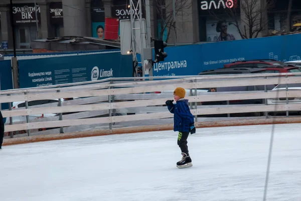 Dnipro Ukraine 2022 Les Gens Amusent Patiner Sur Une Patinoire — Photo