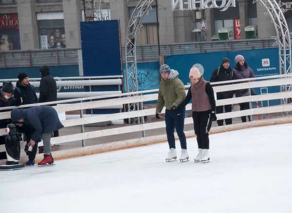 Dnipro Ukraine 2022 Les Gens Amusent Patiner Sur Une Patinoire — Photo