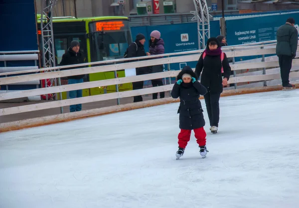 Dnipro Ukraine 2022 Les Gens Amusent Patiner Sur Une Patinoire — Photo