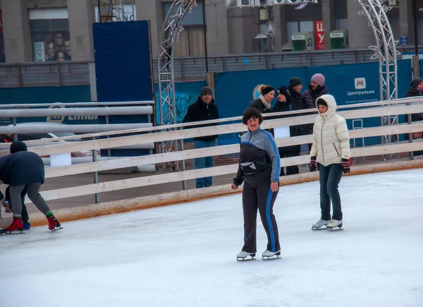 Dnipro Ukraine 2022 Les Gens Amusent Patiner Sur Une Patinoire — Photo