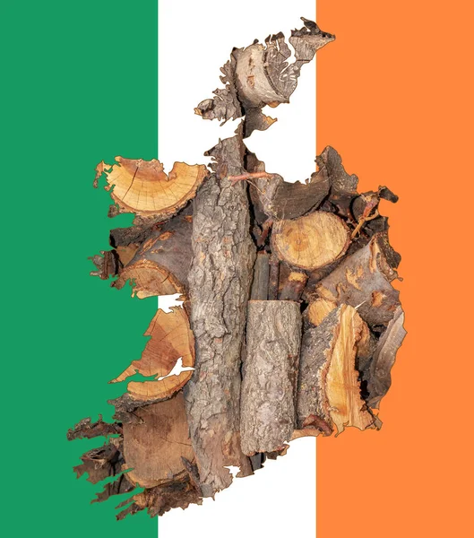国旗をイメージしたアイルランドの概要地図 地図の中の薪 コラージュ エネルギー危機 — ストック写真