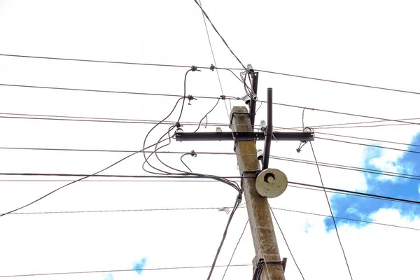 彩云蓝天上的电线电缆又发出来了 — 图库照片