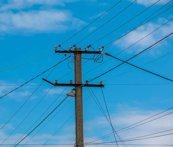 Elektrische Pool Elektriciteitsleidingen Uitgaande Elektrische Draden Tegen Wolken Blauwe Lucht — Stockfoto