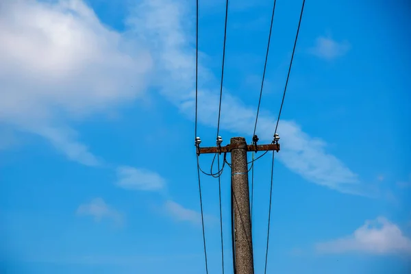 Elektrische Pool Elektriciteitsleidingen Uitgaande Elektrische Draden Tegen Wolken Blauwe Lucht — Stockfoto