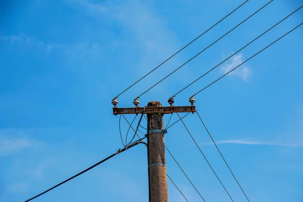 Pólo Elétrico Linhas Energia Saída Fios Elétricos Againts Céu Azul — Fotografia de Stock