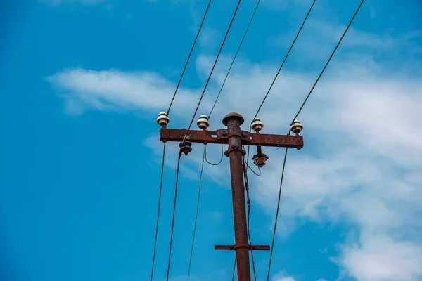 Linee Elettriche Palo Uscita Cavi Elettrici Contro Nuvola Cielo Blu — Foto Stock