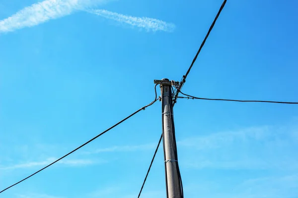 彩云蓝天上的电线电缆又发出来了 — 图库照片