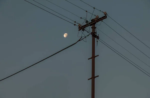 Stromleitungen Vor Dem Hintergrund Des Abendhimmels Und Des Mondes — Stockfoto