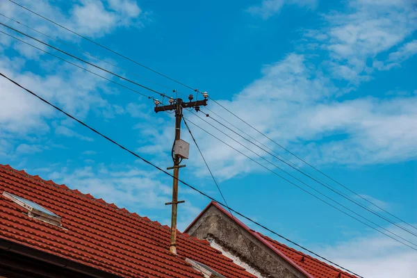 屋顶上的电线 — 图库照片