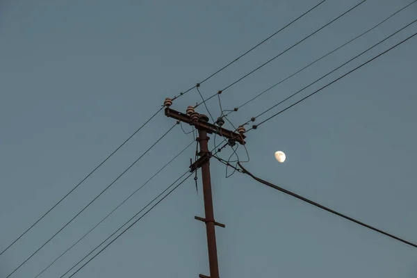 夜空や月を背景にした送電線 — ストック写真