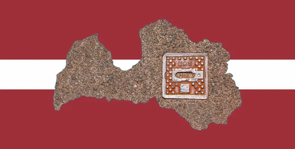 国旗をイメージしたラトビアの概要地図 マップ内のガスパイプラインシステムのマンホールカバー コラージュ エネルギー危機 — ストック写真