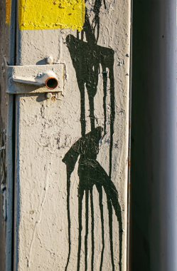 Dökülmüş siyah boya lekeleri olan eski bir beton duvarın arka planı. Soyut doku.