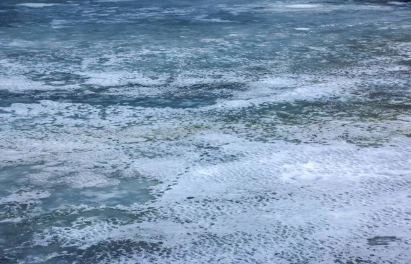 Nehrin Buzlu Yüzeyinin Kış Arkaplanı Karla Kaplı Buz Dokusu — Stok fotoğraf