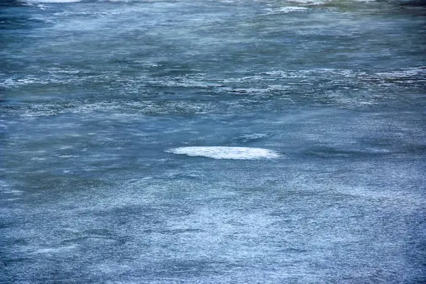 Nehrin Buzlu Yüzeyinin Kış Arkaplanı Karla Kaplı Buz Dokusu — Stok fotoğraf
