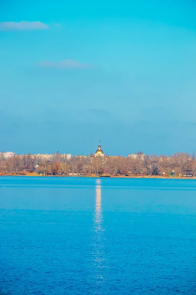 Golden Dome Orthodox Church Standing Banks River Reflected Surface Water — Stock Photo, Image