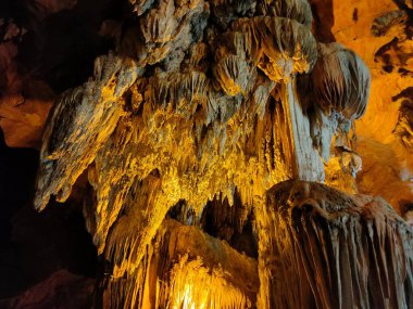 Işık Mağarası ile Doğal Mağara Stalactite Mağarasını kapat