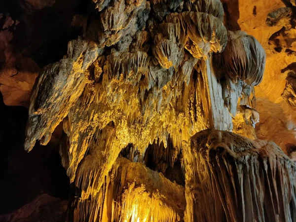 Close View Jaskinia Naturalna Stalaktytowa Jaskinia Światłem — Zdjęcie stockowe