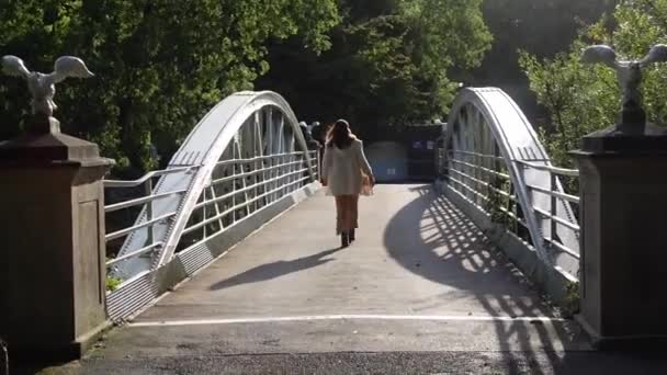 Lady Camina Por Puente Hacia Casa Campo Suiza Hermoso Día — Vídeo de stock