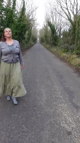 Lady Loopt Door Het Bos Weg Stuurt Een Kus Het — Stockvideo