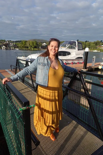 Lady Időt Tölt Gyönyörű Killaloe Jacht Kikötő Amely Egy Nagy Stock Kép