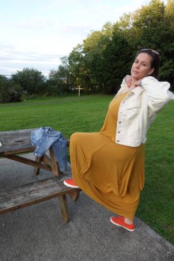 Parktaki kadın eğleniyor.