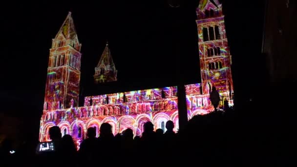 Renkli Işıklarla Aydınlatılmış Katedral — Stok video